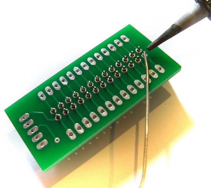 Припаивание 26-контактного коробчатого разъёма к плате — вид сверху