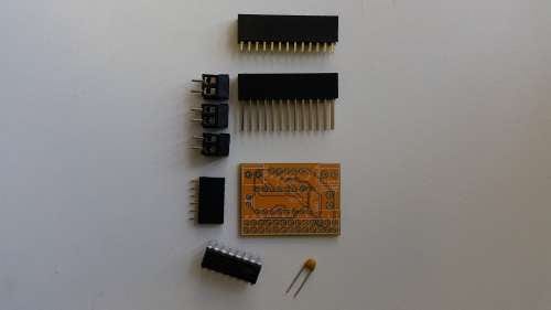 Все компоненты PicoCon разложены на столе