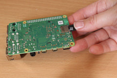 Вставка SD-карты в Raspberry Pi 4
