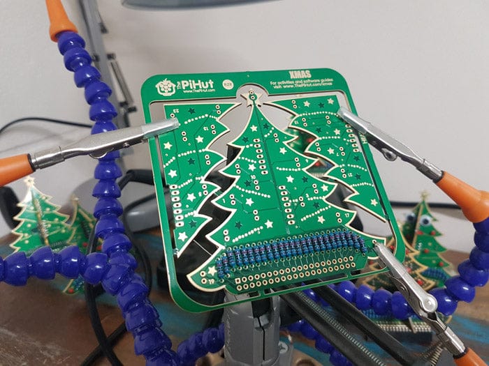 Шаг 1 — резисторы размещены вдоль нижней части ёлки