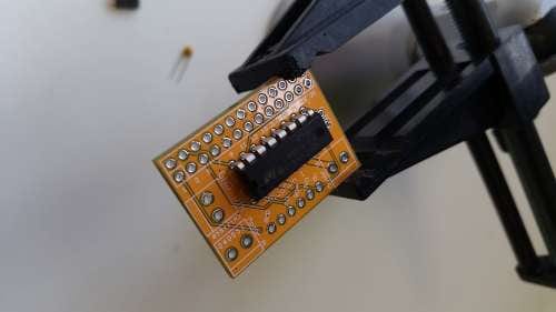 Микросхема IC припаяна к плате