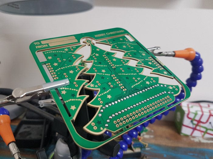 Шаг 2 — обрезка ножек резисторов