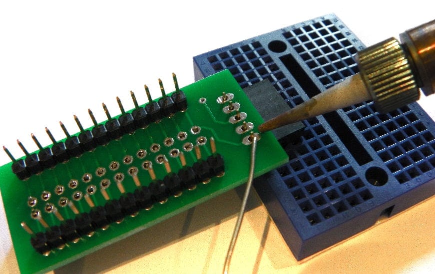 5-контактный угловой гнездовой разъём, припаянный к плате breakout