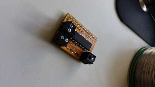 Винтовые клеммные колодки установлены на плату