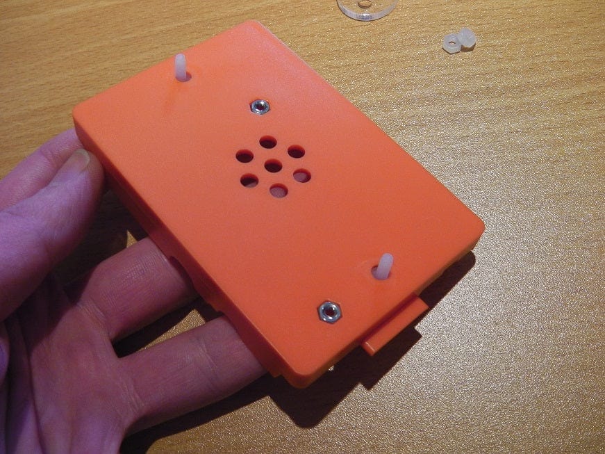 Нейлоновые болты продеты через отверстия VESA 75 мм