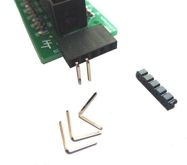 5-контактные угловые штыревые контакты, вставленные в гнездовой разъём