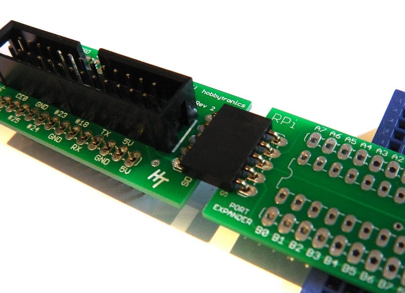 Правильная ориентация платы расширителя — сторона с надписями RPi и PORT EXPANDER