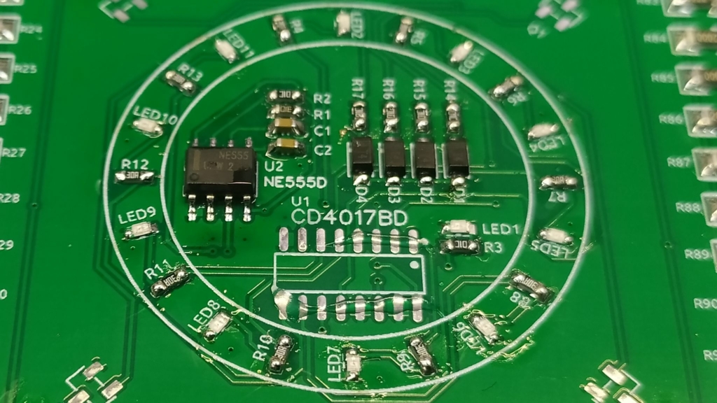 Установка микросхемы U2 (NE555D)