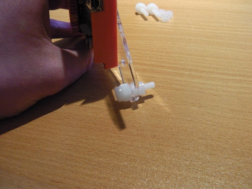 Барашковые винты и проставки для крепления к монитору