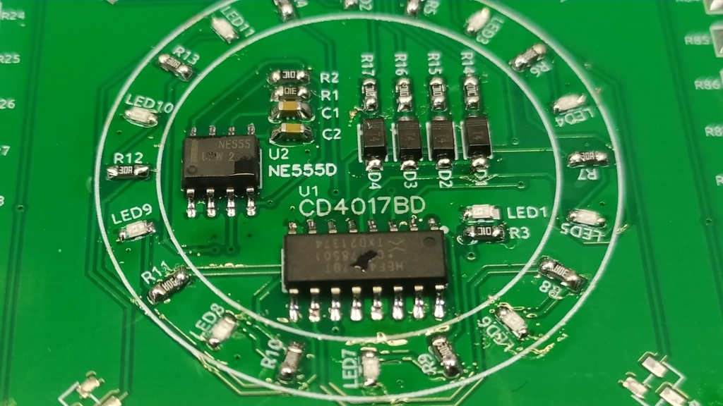 Установка микросхемы U1 (CD4017)