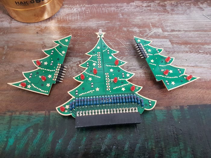 Шаг 9 — установка крыльев в среднюю часть ёлки