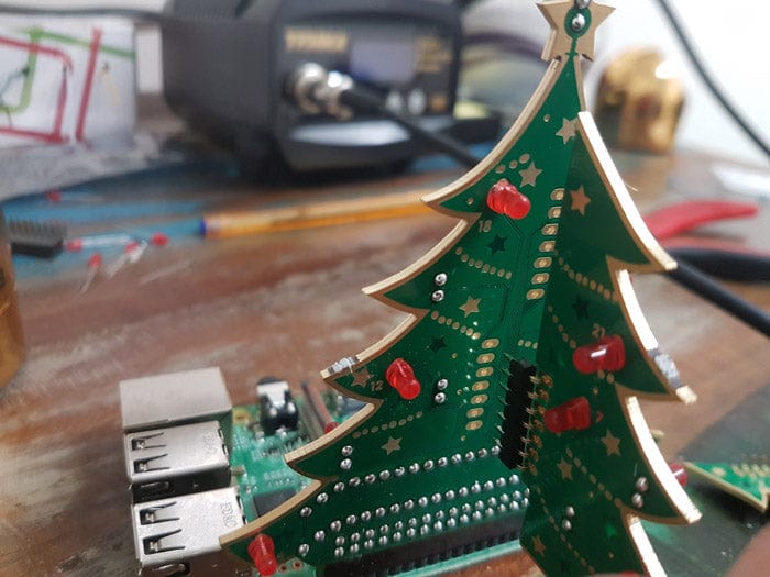 Шаг 9 — крыло вставлено в ёлку