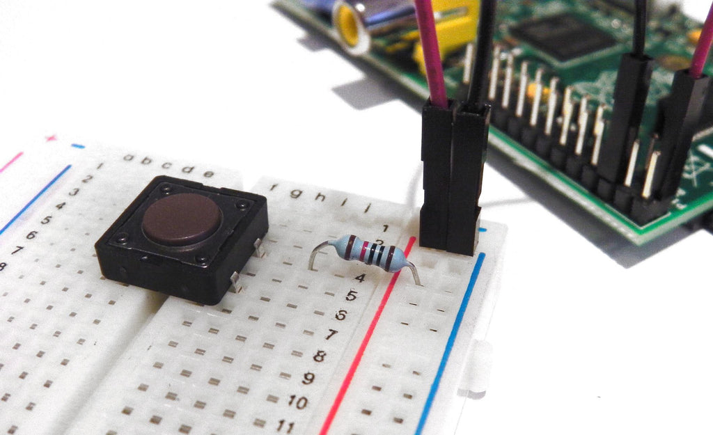 Переключатель и резистор 10 кОм на макетной плате