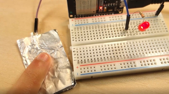 Демонстрация сенсорного светодиода с сенсорными пинами ESP32