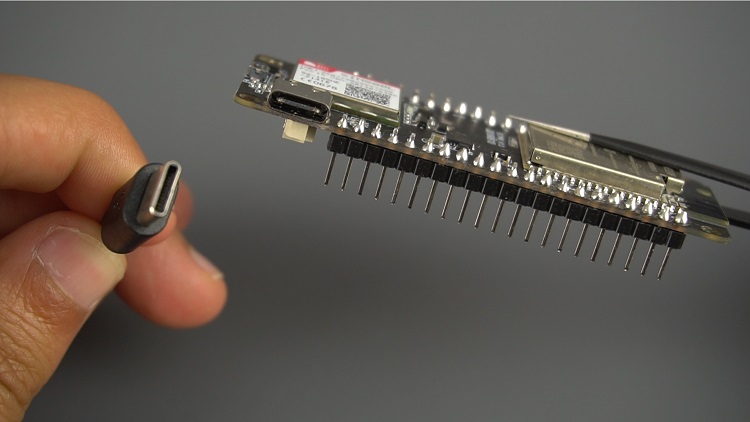 Плата ESP32 SIM800L с USB-C кабелем для зарядки и передачи данных