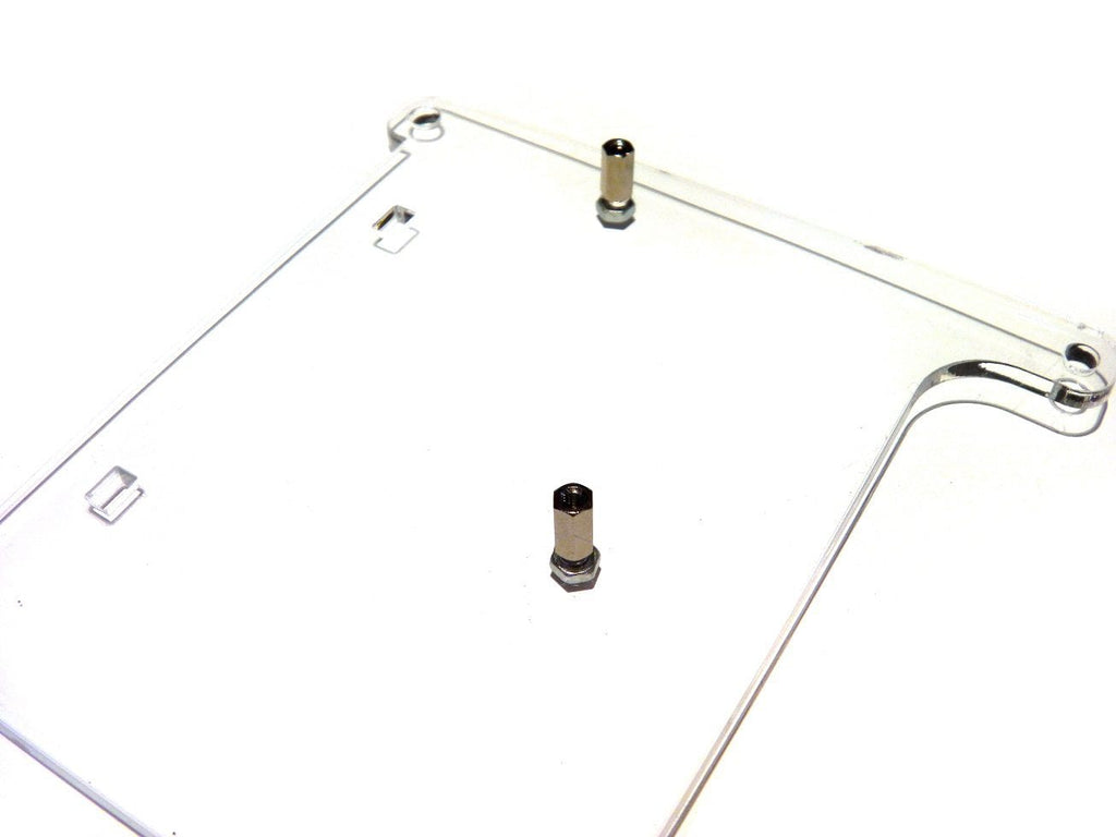 Шаг 1 — крепление стоек к оргстеклу