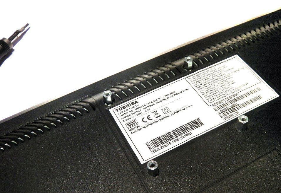 Шаг 3 — крепление стоек M4 к VESA-креплению монитора