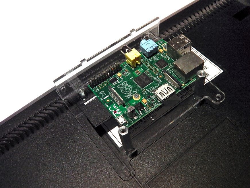 Шаг 4 — установка слоя с Raspberry Pi и пылезащитной крышки